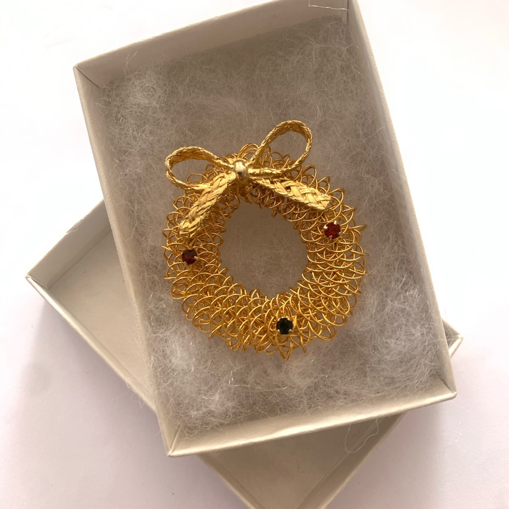 Vintage Gold Tone Wired Wreath Christmas Brooch with Red and Green Rhinestone